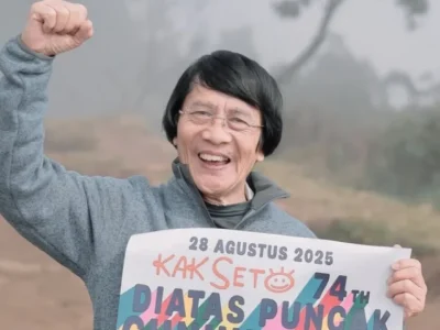 Kak Seto merayakan ulang tahun di puncak Gunung Prau. Foto: Dok. Instagram @kaksetosahabatanak