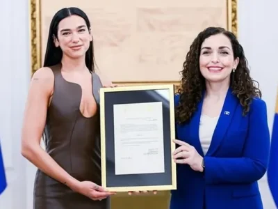 Dua Lipa terima status kewarganegaraan Kosovo yang diberikan langsung Presiden Vjosa Osmani. Foto : Instagram