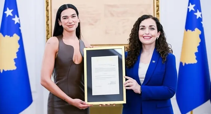 Dua Lipa Punya Tiga Kewarganegaraan