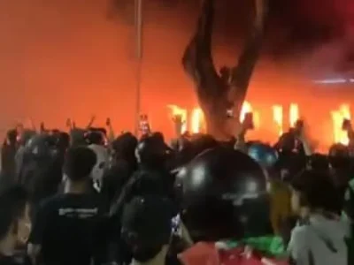 Gedung Grahadi Surabaya terbakar. Foto: Dok. Nyata