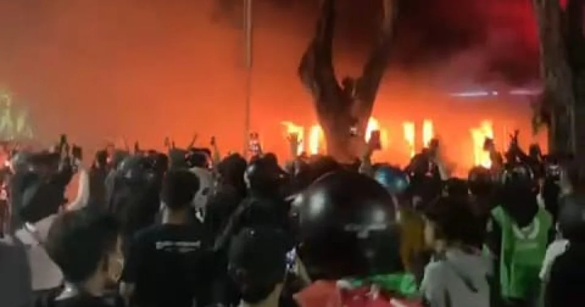 Demo Ricuh, Gedung Negara Grahadi Surabaya Terbakar
