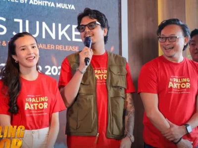 Kevin Julio (tengah) membintangi film komedi terbaru 'Si Paling Aktor'. (Foto: Instagram/sipalingaktor)