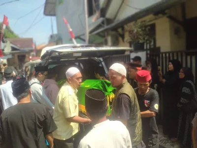 Jenazah Mpok Alpa disemayamkan di rumah duka. (Foto: Bayu/Nyata)