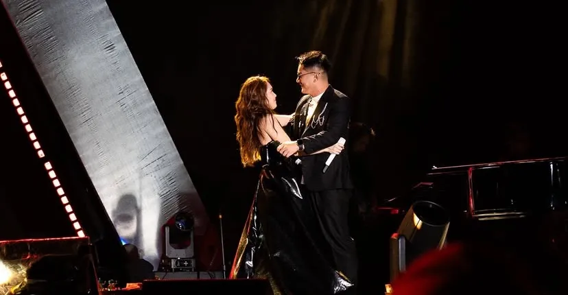 Ayu Ting Ting Cium Boy William di Konser Tunggalnya