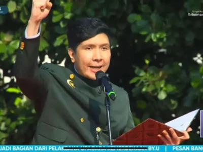 Winda Basudara jadi pembina upacara HUT ke-80 RI. Foto : Youtube/RevivaLTV