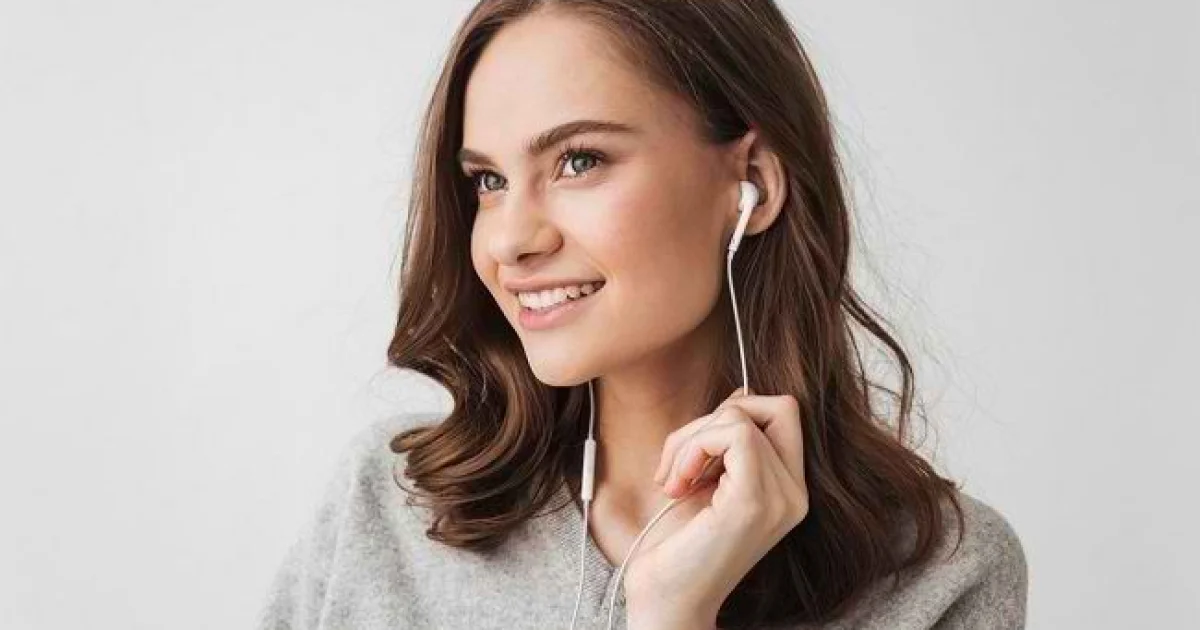 Sering Pakai Headset? Waspadai Risiko Tuli dan Simak Tips Aman Ini