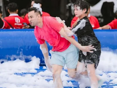 Raffi Ahmad dan Rafathar saling beradu untuk memperebutkan juara. Foto : Instagram./raffinagita1717