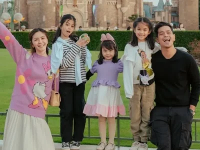 Surya Insomnia bersama istri dan tiga anaknya. Foto: Dok. Instagram @suryainsomnia
