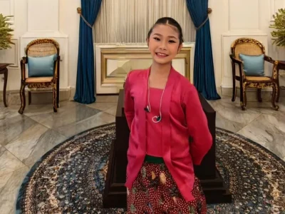 Nathasia dan ibunda (sebelah kiri) bersama para penampil perayaan HUT ke-80 RI. Foto : Dok Pribadi
