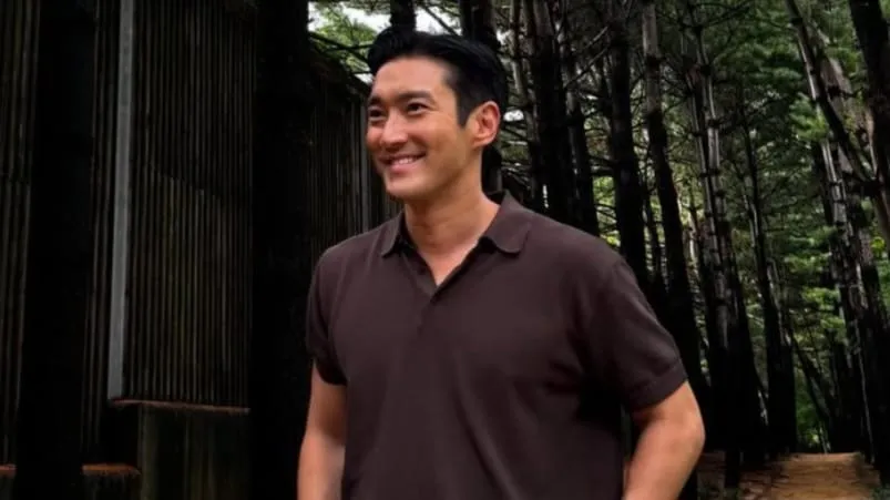 Liburan di Bali, Siwon Super Junior Asyik Nyemil Keripik Tempe