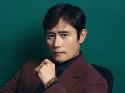 Lee Byung Hun menerima Tribute Awards dari TIFF 2025. Foto: Dok. Instagram @bhent_official
