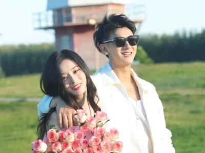 Tao esk EXO dan istrinya, Xu Yiyang. Foto: Dok. X @noviaini