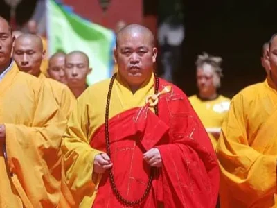 Mantan pemimpin Shaolin, Shi Yongxin bersama para biksu. Foto: Dok. China Photos/Getty Images