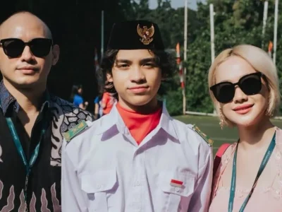 Noah diapit oleh BCL dan Tiko Aryawardhana. Foto: Dok. Instagram @itsmebcl