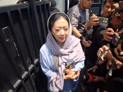 Asri Welas mengenang almarhumah Mpok Alpa. (Foto: Bayu/Nyata)