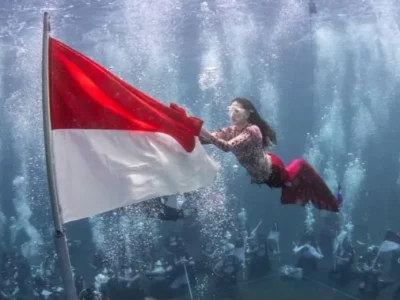 Gubernur Maluku Utara, Sherly Tjoanda saat pengibaran bendera di bawah laut. Foto: Dok. Instagram @s_tjo