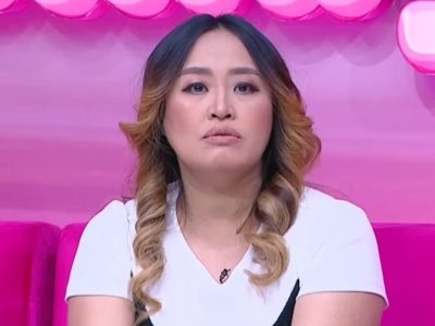 Pinkan Mambo kini berjualan pisang goreng madu. Foto: Dok. YouTube Trans TV