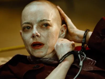Emma Stone di film ‘Bugonia’ (Foto: YouTube/Universal Pictures Canada)