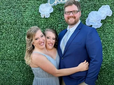 Abby dan Brittany Hensel bersama suami mereka, Josh Bowling (Foto: Instagram/wealth)