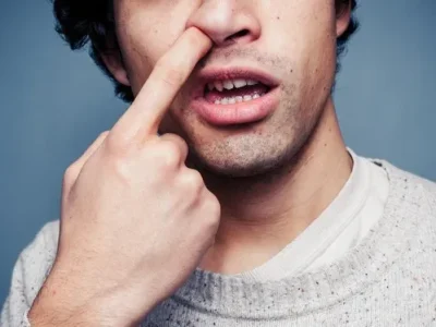 Ilustrasi kebiasaan ngupil Foto: Getty Images/iStockphoto/lolostock