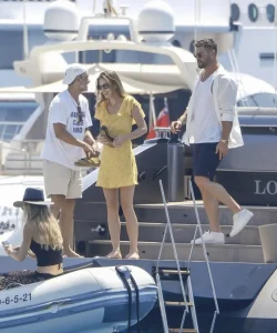 Gabriella Brooks (dress kuning) dan Liang Hemsworth (kiri) (Foto: Dok. Dj Sergio Garrido)
