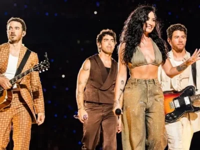 Demi Lovato bersama dengan Jonas Brothers di konser ‘JONAS20’ (Foto: X/DemiFantasia)
