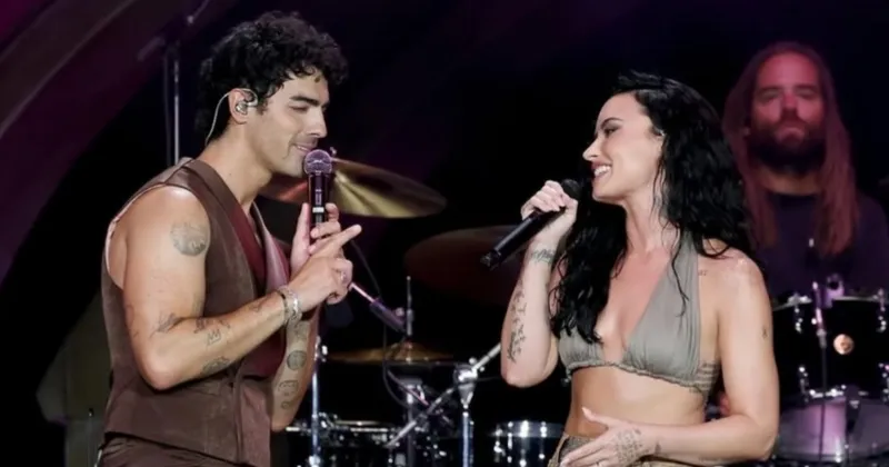 Demi Lovato Nyanyi Bareng Mantan di Konser Jonas Brothers