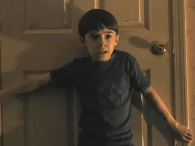 Alex (diperankan Cary Christopher) di film ‘Weapons’ (Foto: Dok. Warner Bros. Pictures)