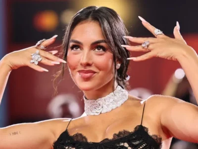 Georgina Rodriguez memamerkan cincin tunangan dari Cristiano Ronaldo. Foto: Dok. Theo Wargo/Getty Images via Parade