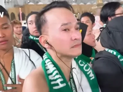Mantan suami Sarwendah, Ruben Onsu melaksanakan tawaf saat ibadah umrah. Foto: Dok. YouTube Just Ruben