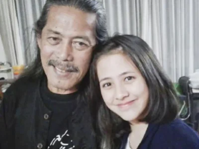 Zara Adhisty dan kakeknya, Acil Bimbo. Foto : Instagram/zaraadhsty