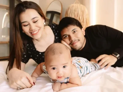 Aaliyah, Thariq, dan anak pertamanya, Arash. Foto: Dok. Instagram @aaliyah.massaid