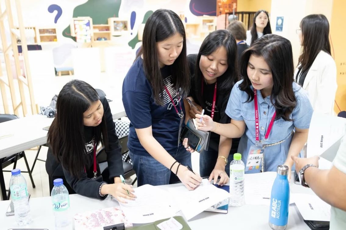 Azkarana (kanan, baju biru cerah) saat mengikuti ACG di Taiwan. Foto: Dok. Farah/Nyata