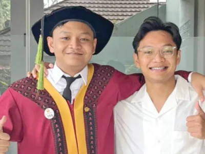 Dava Adila Syuaib (kanan, toga) dan kembarannya Lutfian Ibnu Affan (kiri). Foto: Dok. Pribadi