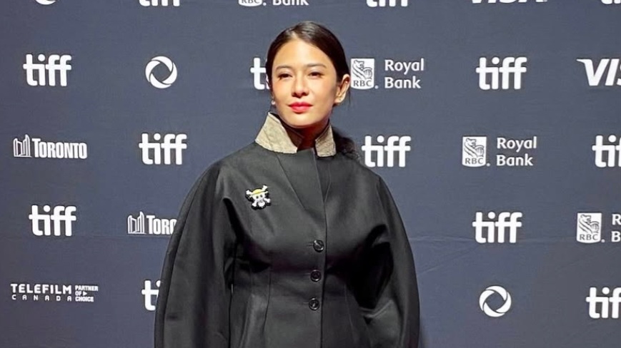 Gaya Serba Hitam Dian Sastrowardoyo, Pakai Pin One Piece di TIFF 2025