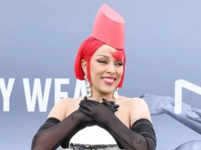 Doja Cat berpakaian menyerupai lipstik. Foto: Dok. Instagram @itgril
