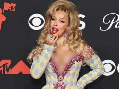 Doja Cat memakan lisptik di MTV VMA 2025. Foto: Dok. Jamie McCarthy/Getty Images via Bazaar