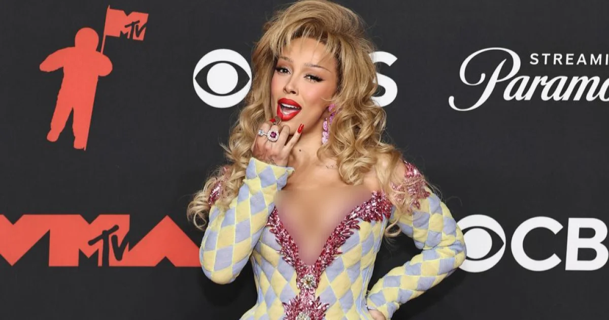 Aksi Nyeleneh Doja Cat, Makan Lisptik di Red Carpet MTV VMA 2025