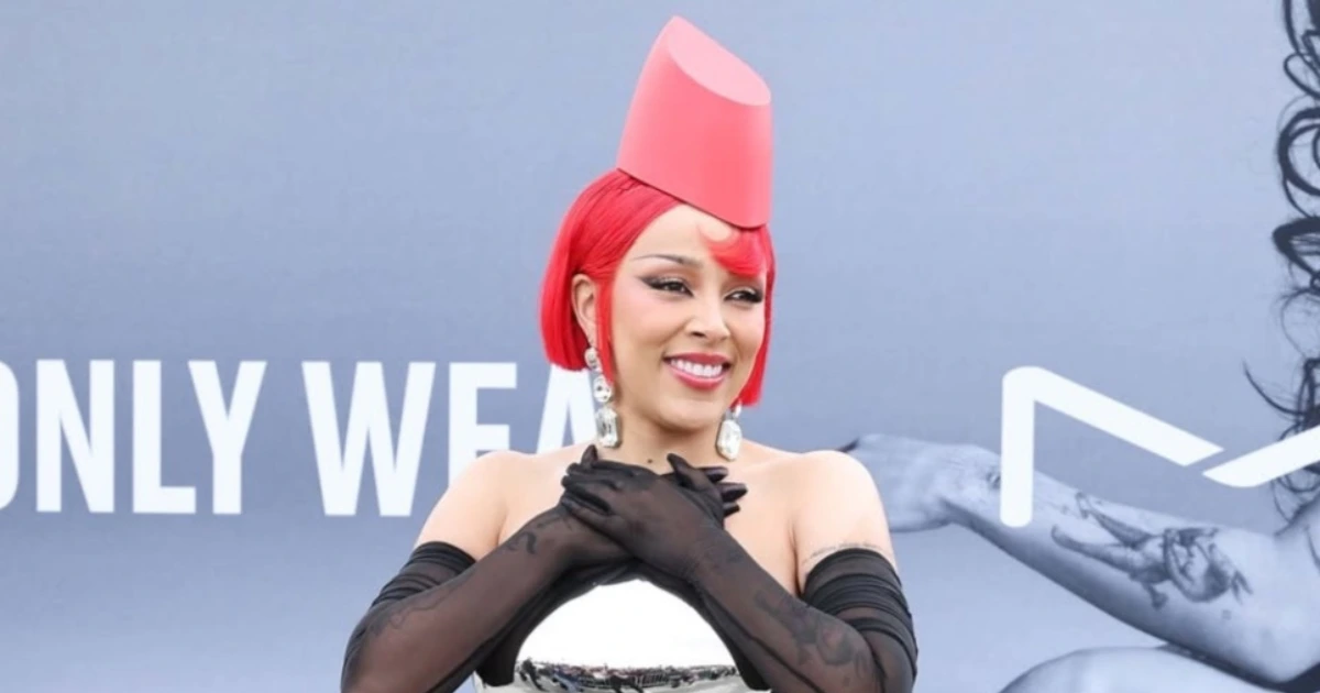 Gaya Unik Doja Cat, Jadi Lipstik di Acara Brand Kosmetik