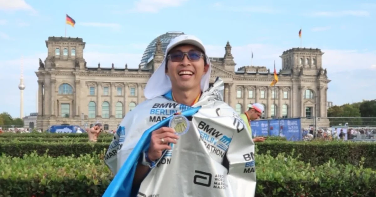 Sempat Alami Heat Stroke, Dokter Tirta Tuntaskan Berlin Marathon 2025