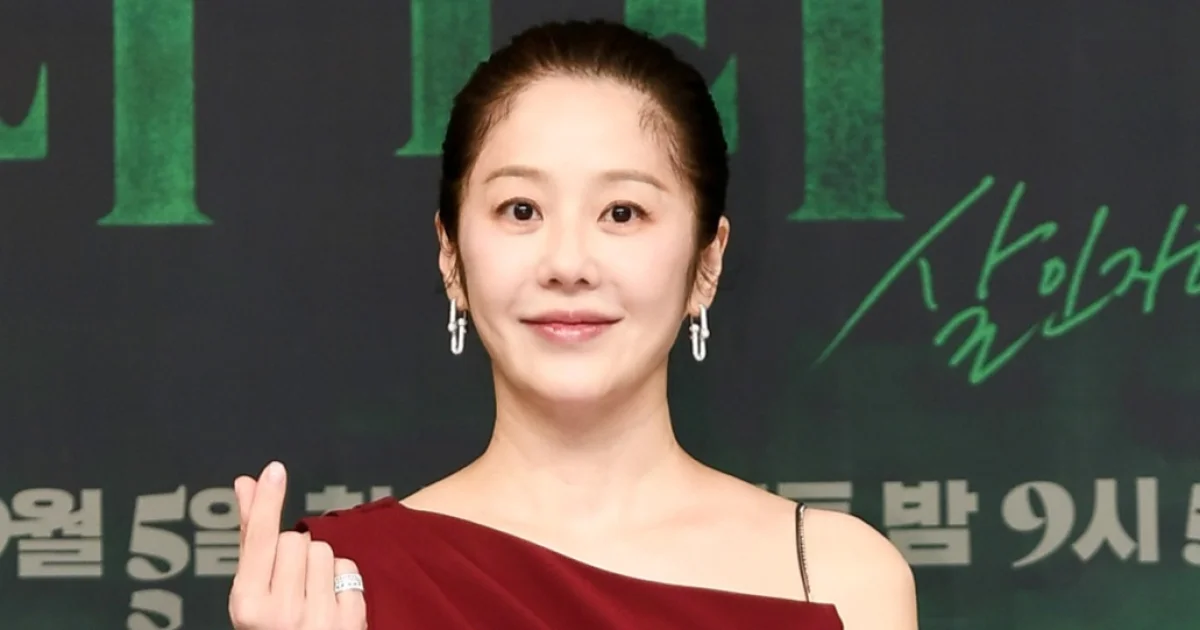 Go Hyun Jung Selamatkan Aktor Cilik yang Hampir Terseret Ombak