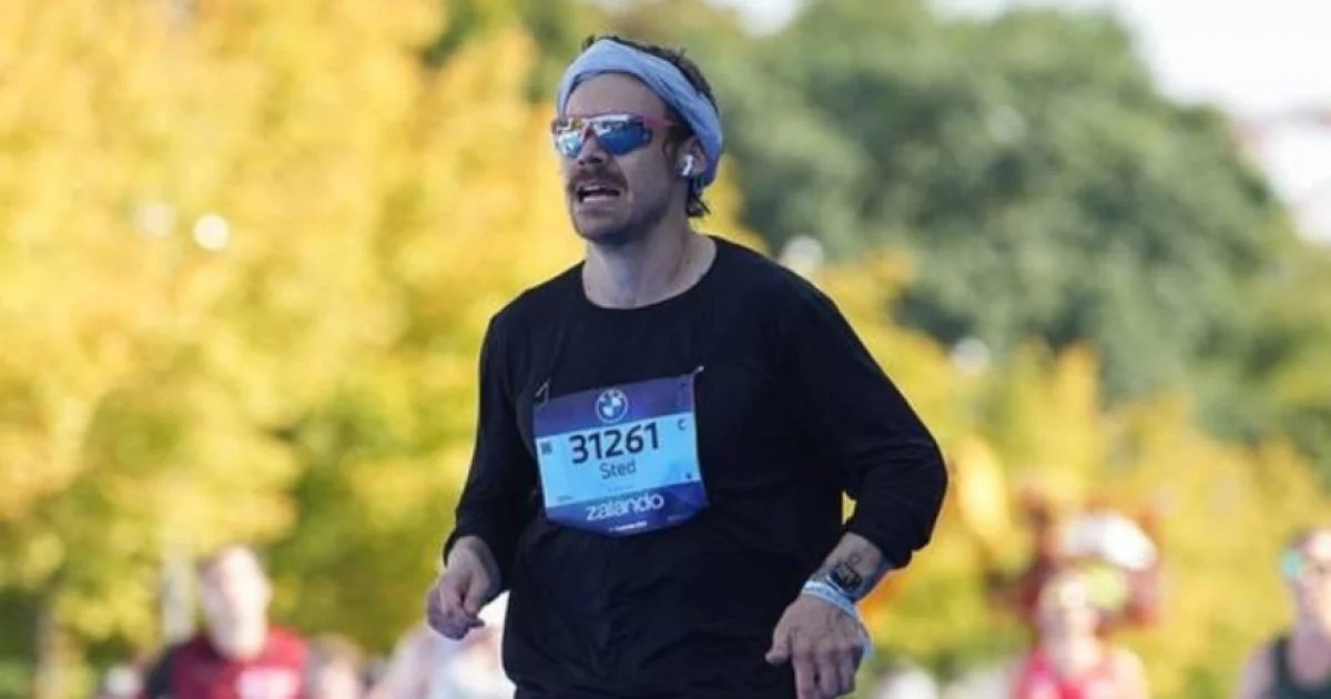 Harry Styles Taklukkan Berlin Marathon 2025 Kurang dari 3 Jam