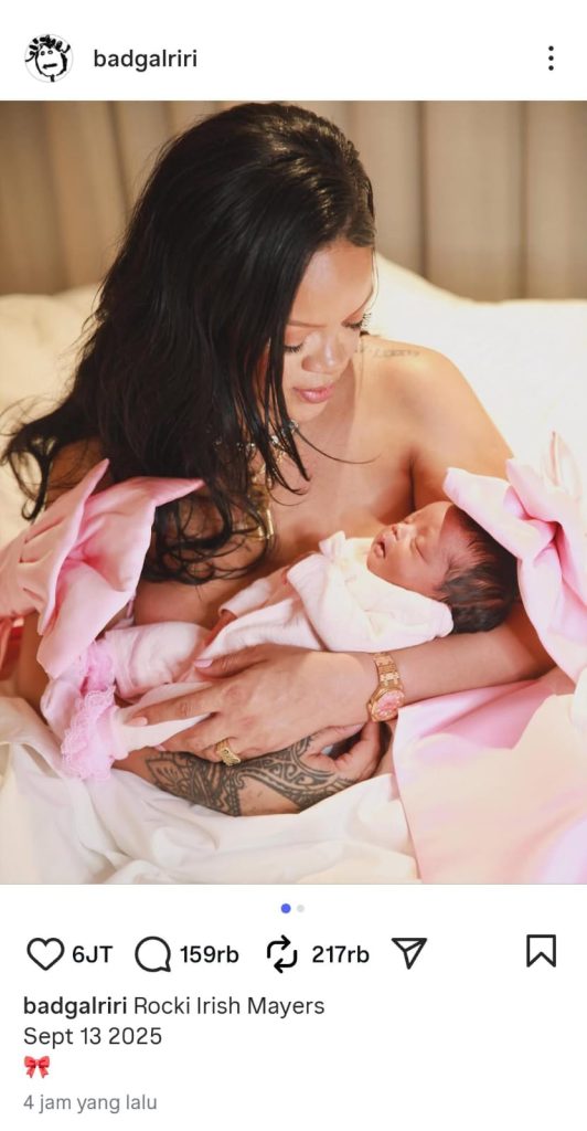 Potret Rihanna saat menggendong anak ketiganya. (Foto: Instagram/badgalriri) 