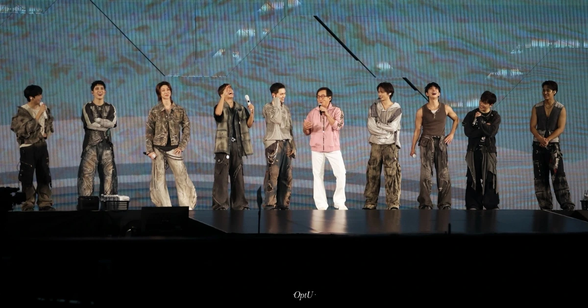 Surprise! Jackie Chan Jadi Tamu Kejutan di Konser SEVENTEEN