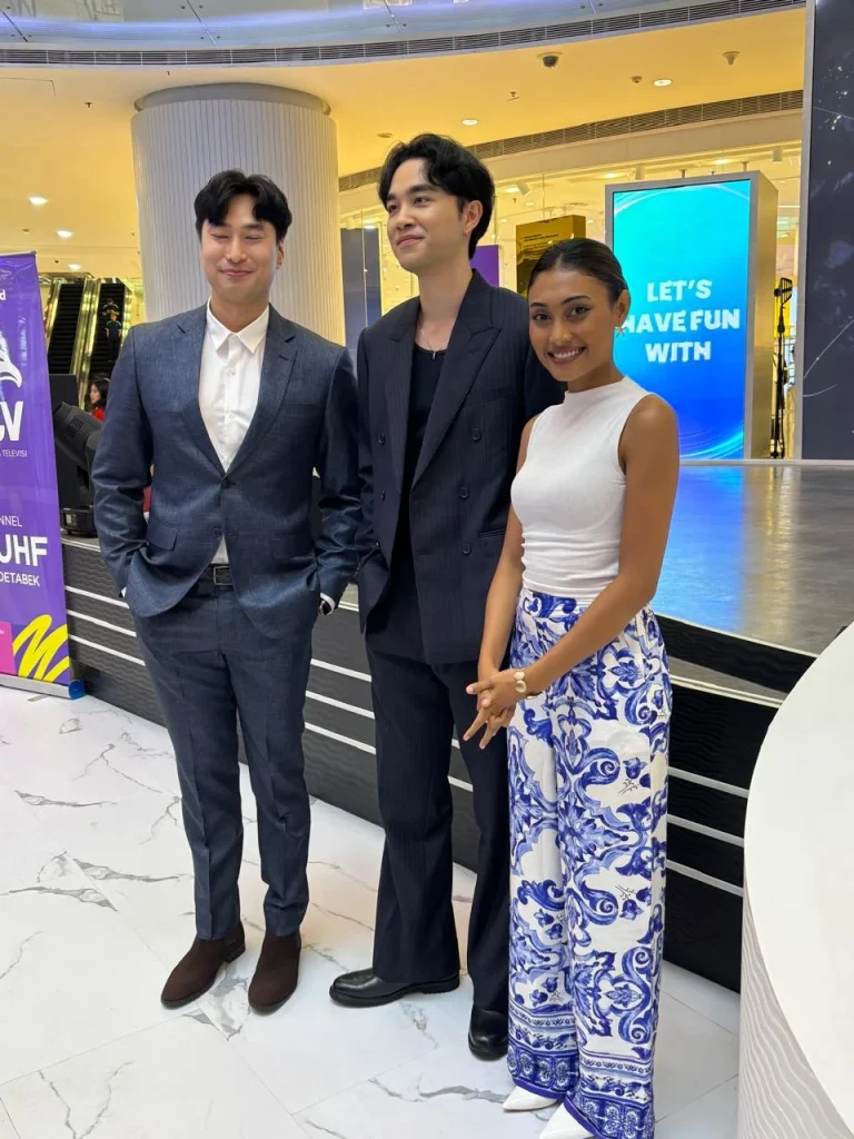 Novia Bachmid (kanan) bersama dua juri lain untuk ajang VMI. (Foto: Naomi/Nyata)