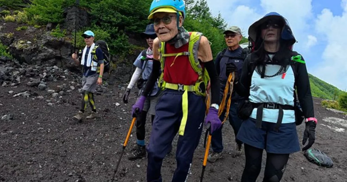 Rekor Dunia, Kakek asal Jepang Taklukkan Gunung Fuji di Usia 102
