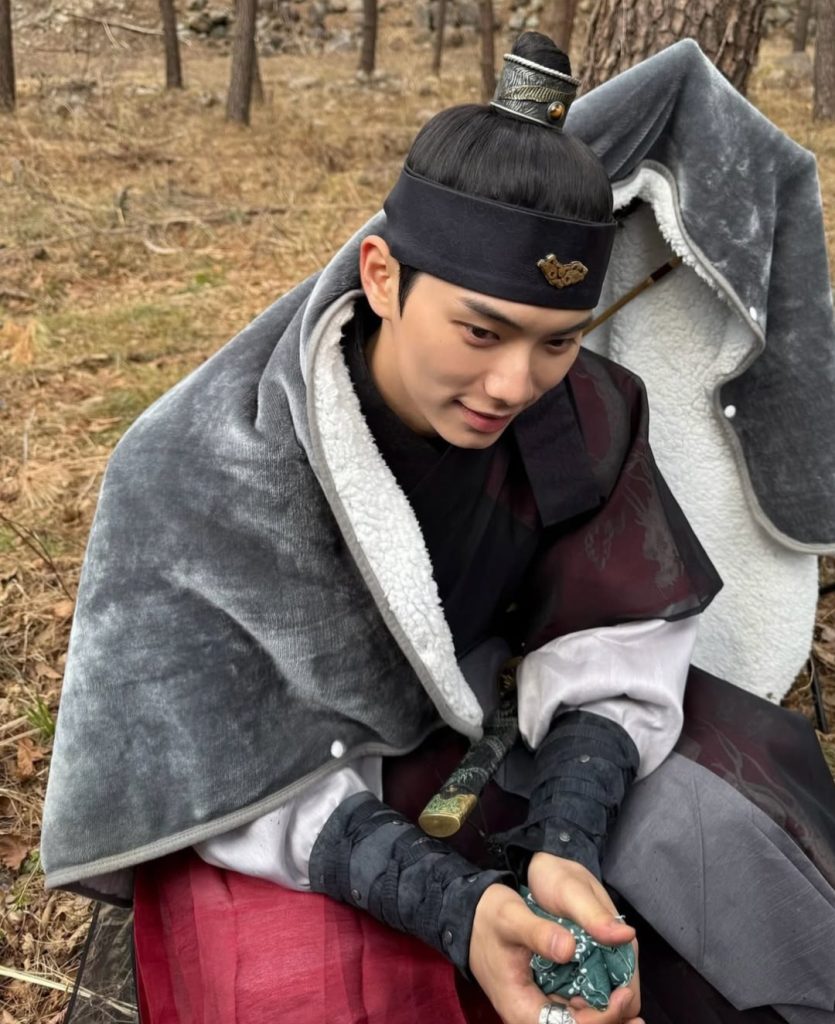 Chae Min saat break syuting. Foto: Dok. Instagram @l.c.m____