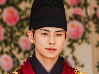Lee Chae Min, pemeran raja Lee Heon di drakor 'Bon Appetit Your Majesty'. Foto: Dok. X @CJnDrama