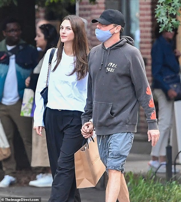 Leonardo DiCaprio dan Vittoria Ceretti. Foto : NET