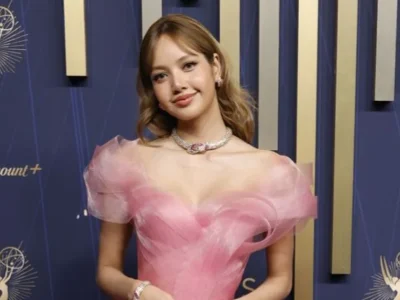 Lisa BLACKPINK menghadiri Emmy Awards 2025. Foto: Dok. Frazer Harrison/Getty Images via Harpers Bazaar